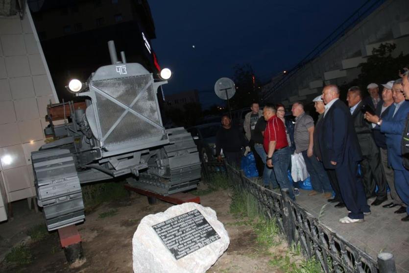 Фото Памятник легендарному челябинскому трактору «Сталинец-60» установлен в Якутске