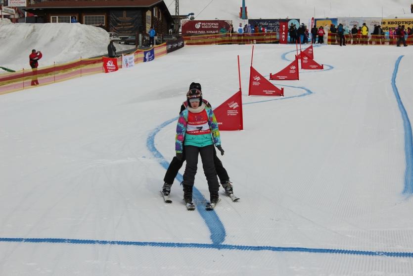 Фото В Челябинской области прошел Открытый урок по горным лыжам для детей с особенностями здоровья