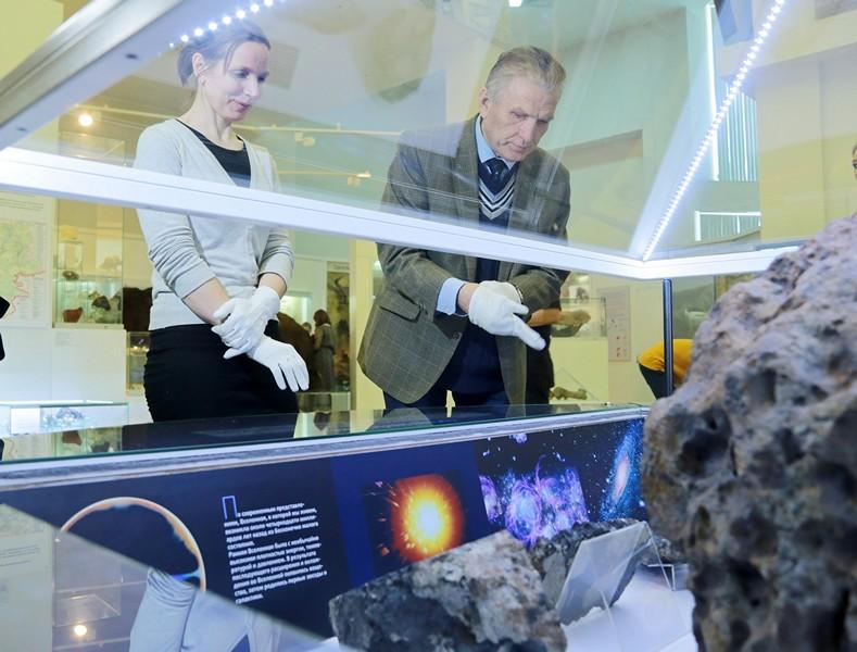Фото В  музей вернулся похищенный осколок челябинского метеорита