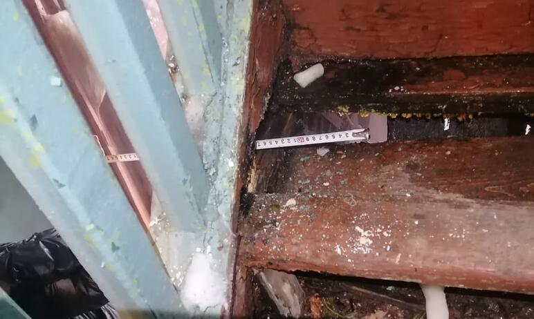 Фото В аварийном доме Челябинска вот-вот обвалится лестница между этажами