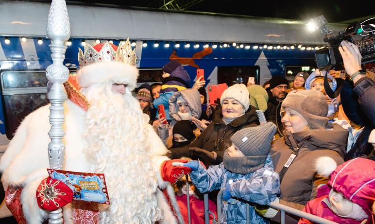 Фото В Челябинске «Поезд Деда Мороза» встретили более 13 тысяч южноуральцев