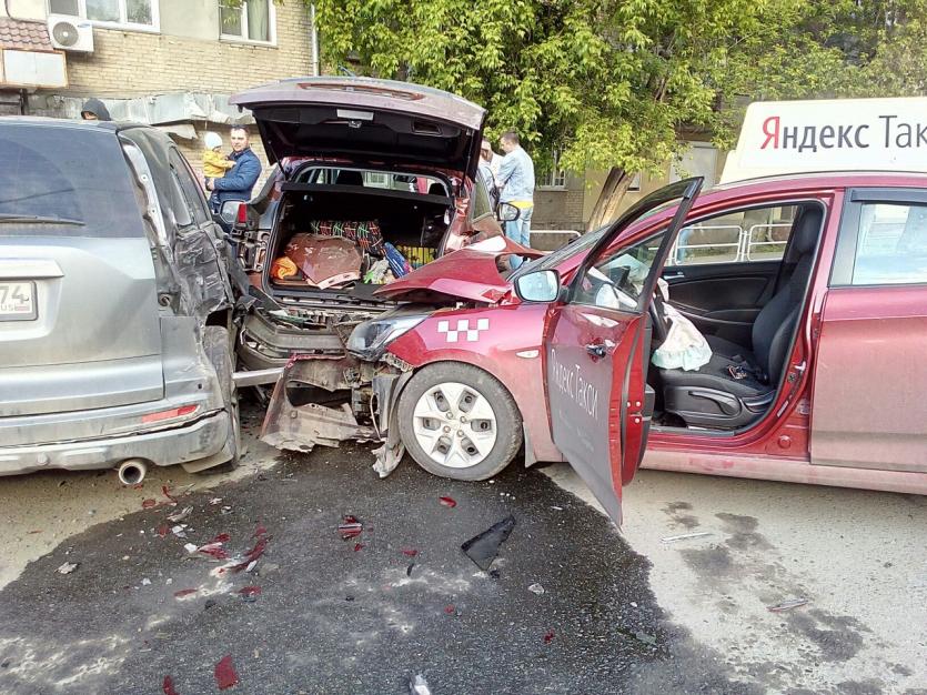 Фото В Челябинске водитель «Яндекс Такси» протаранил припаркованные автомобили