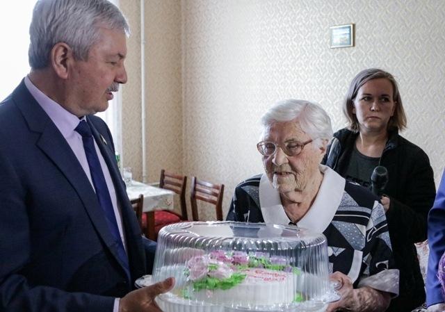 Фото Владимир Мякуш поздравил с 93-летием старейшую представительницу «Единой России»