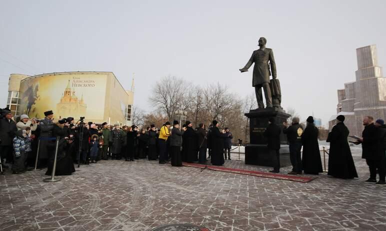 Фото На Алом поле Челябинска торжественно открыли памятник императору Александру Второму
