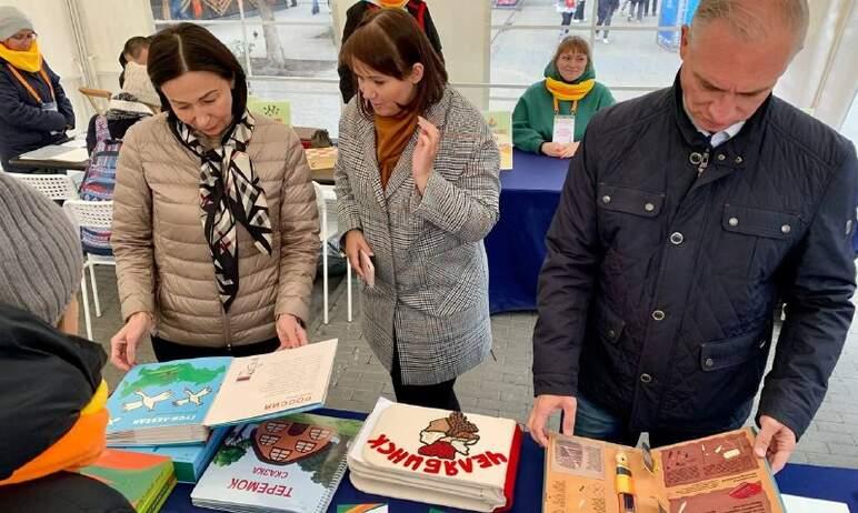 Фото  «Челябинск читающий» привлек на Кировку большое число книголюбов