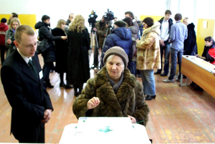 Фото В Челябинской области серьезные избиратели: приветов с участков не передавали, руками в камеры не махали