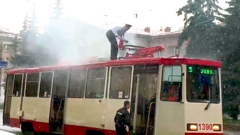 Фото Загоревшийся трамвай с пассажирами потушили сотрудники Росгвардии. Подробности инцидента
