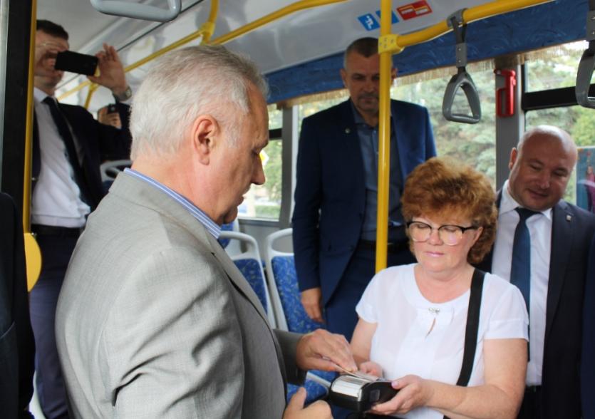 Фото В общественном транспорте Челябинска появился сервис бесконтактной оплаты проезда