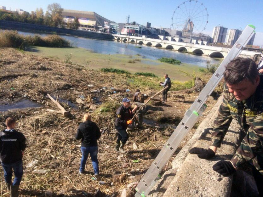 Фото В Челябинске реку Миасс пробуют очистить от мусора