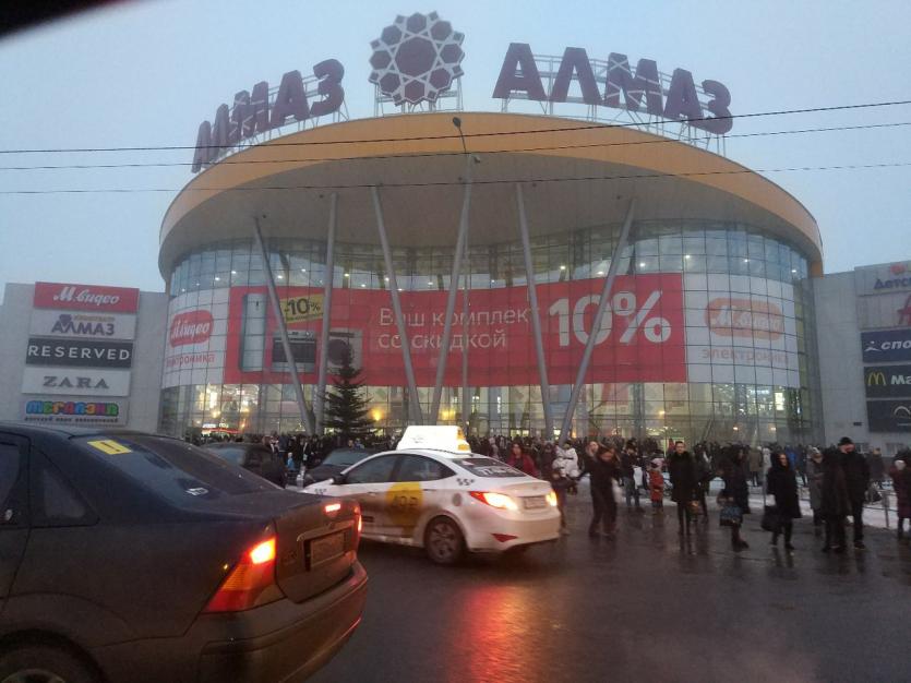 Фото Ложная тревога: В Челябинске эвакуировали три торговых комплекса