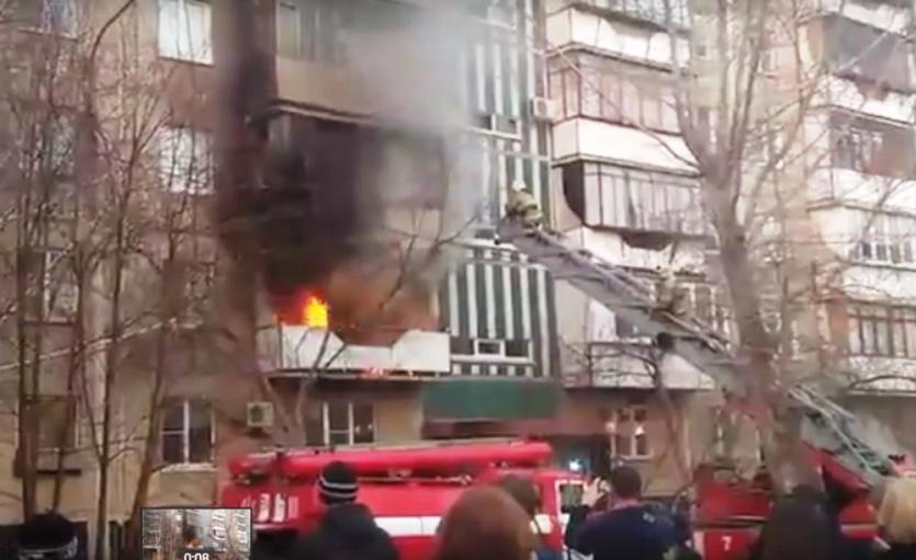 Фото В одном из домов Челябинска из-за брошенного окурка загорелся балкон