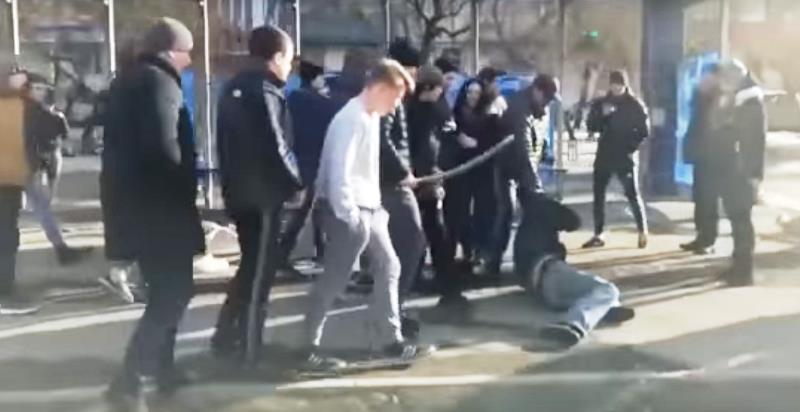 Фото Полиция установила личность мужчины, которого на остановке в Челябинске избила толпа молодых людей