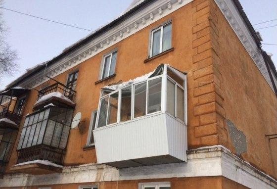 Фото В Магнитогорске снег проломил крышу балкона