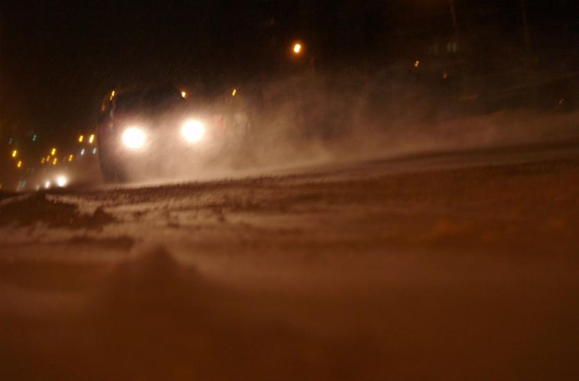 Фото Ночной снегопад не повлиял на региональные дороги, а Челябинск сковал в пробках