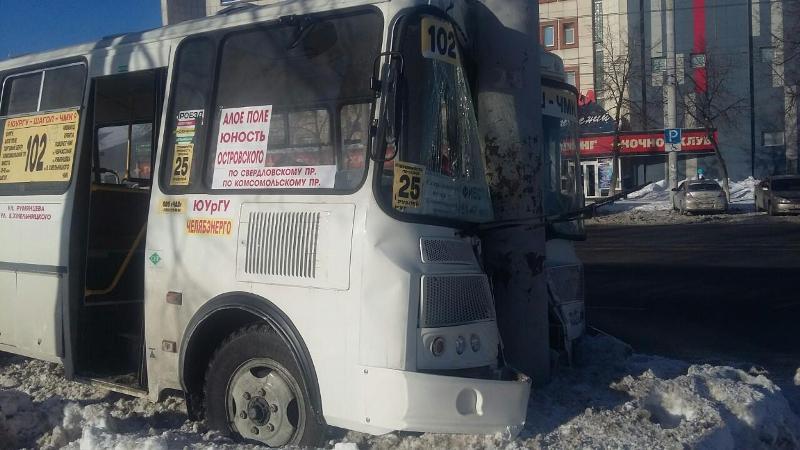 Фото В Челябинске маршрутка врезалась в столб, пострадали два человека