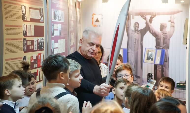 Фото Спикер городского Собрания депутатов Магнитогорска провел экскурсию для школьников