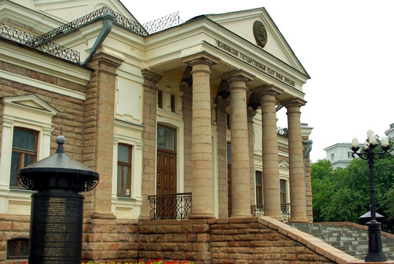 Фото Исторический фасад челябинского ТЮЗа «осквернили» ржавым крепежом