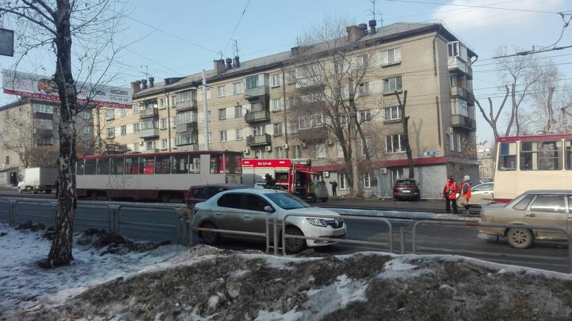 Фото В Челябинске из-за короткого замыкания на ходу загорелся трамвай