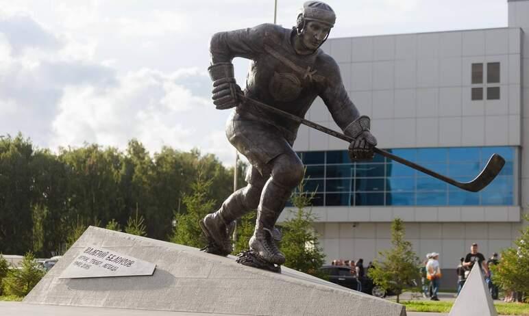 Фото У Ледовой арены «Трактор» открыли монумент легенде челябинского хоккея