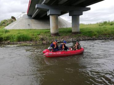 Фото Двое мужчин упали с моста в Миассе, одного спасти не удалось