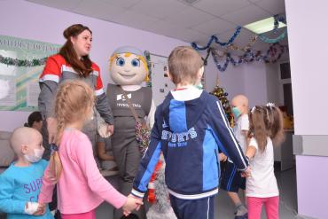 Фото Волонтеры «Трубодетали» поздравили с Новым годом онкобольных детей Южного Урала