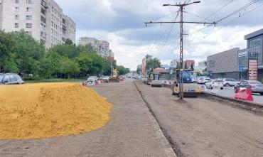 Фото На улице Российской в Челябинске демонтировали более 140 метров рельсов