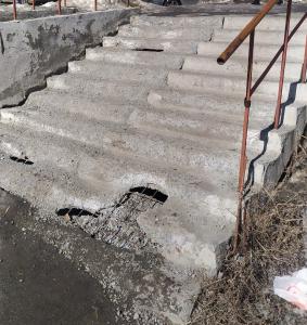 Фото Челябинка напомнила властям про обещанный, но не сделанный ремонт лестницы