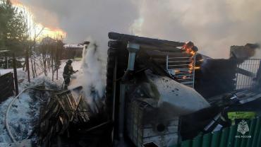 Фото В челябинском «Мичуринце» сгорели два садовых дома и баня