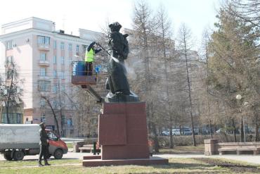 Фото В Челябинске начали мыть памятники 