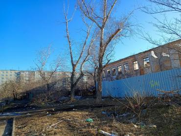 Фото Весна «красна»: заброшенный дом в Челябинске обрел «окружение» себе под стать