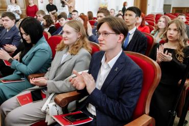 Фото Молодых парламентариев Челябинской области чествовали в Заксобрании
