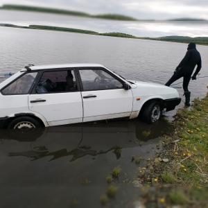 Фото В озере Карагайское затонула машина с двумя рыбаками, один из них погиб