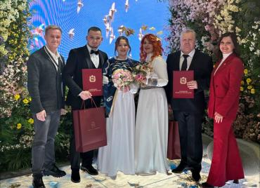 Фото Вместе с «Россией»: две южноуральские пары поженились на свадебном фестивале в Москве