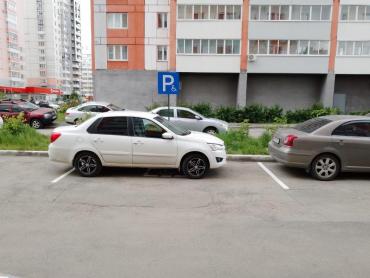Фото В Челябинске после вмешательства прокуратуры застройщик сделал парковку для инвалидов