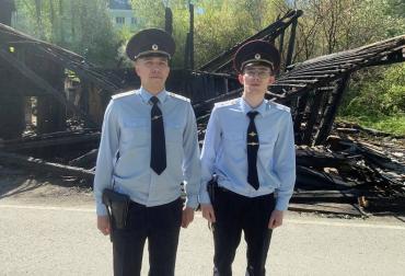 Фото В Златоусте двое полицейских спасли из горящего дома шесть человек