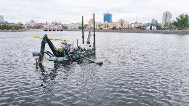 Фото  В Челябинске пробуют в деле земснаряд, призванный избавить реку Миасс от ила