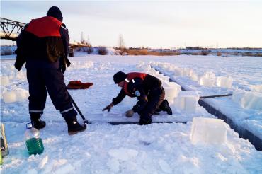 Фото Готовимся к паводку: Челябинские спасатели распилили лед на реке Уй