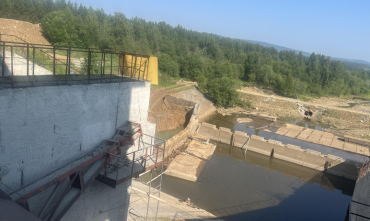 Фото  В Златоусте капитально ремонтируют гидротехническое сооружение на реке Ай