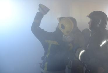 Фото Рискуя жизнью, пожарные спасли имущество Константина Струкова