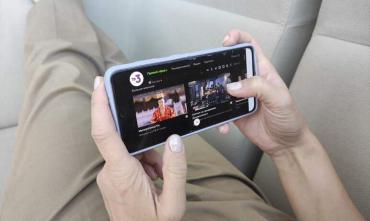 Фото От телевизора – к экрану мобильного: южноуральцы все чаще смотрят ТВ на сотовых телефонах