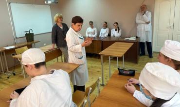 Фото  Студентов-первокурсников ЮУГМУ познакомили с особенностями работы врача-педиатра
