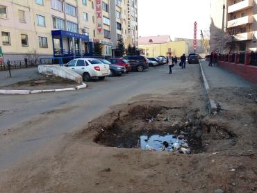 Фото На проезжей части в Советском районе появился «сюрприз» для автомобилистов и пешеходов – огромная яма