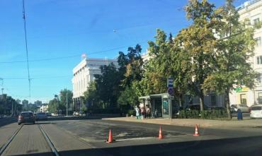 Фото Только что уложенный асфальт в центре Челябинска подрядчик переделывает за свой счет