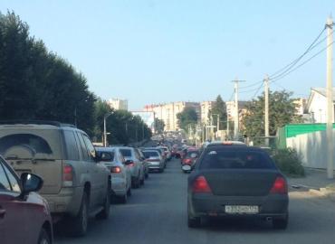 Фото В Челябинске столкнулось 4 автомобиля, один из них вылетел на остановку