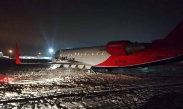 Фото В Челябинске проводится проверка по факту выкатывания самолета за пределы взлетно-посадочной полосы 