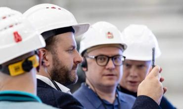 Фото Помощник президента и губернатор познакомились с работой завода роботов в Челябинске