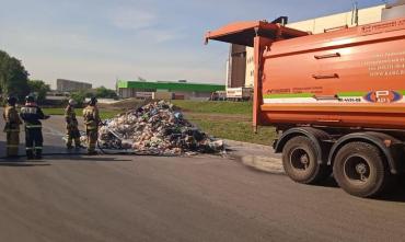 Фото В Магнитогорске водитель мусоровоза вывалил горящие отходы на дорогу 