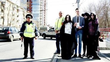 Фото В Челябинске сотрудники ГИБДД вывели на дорогу живых мертвецов