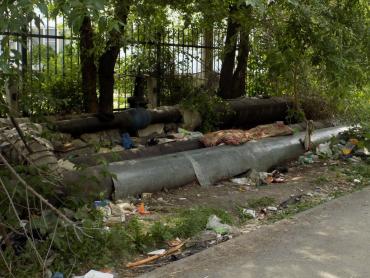 Фото Челябинцы сняли на видео свалку мусора и отдыхающих бомжей около детского садика