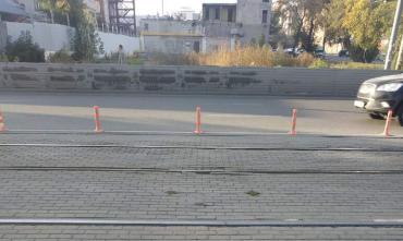 Фото В 2023 году администрация Челябинска не собирается ставить столбики вдоль путей